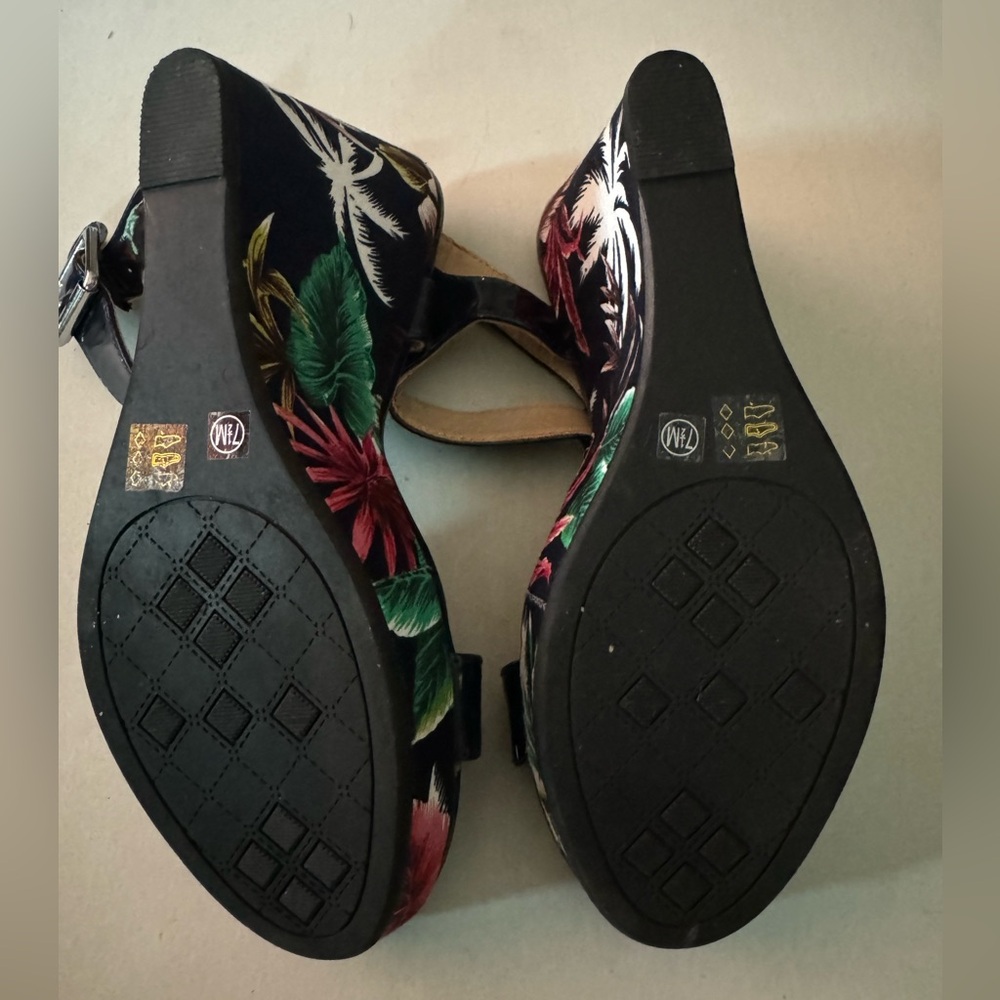 CL by Laundry, size 7-1/2 wedges. Navy blue straps. - Picture 5 of 8